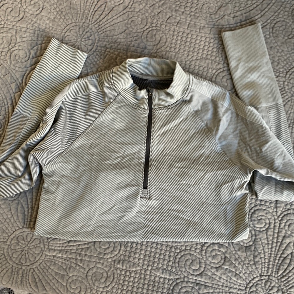 Lululemon Quarter Zip Cropped and fitted size 8
